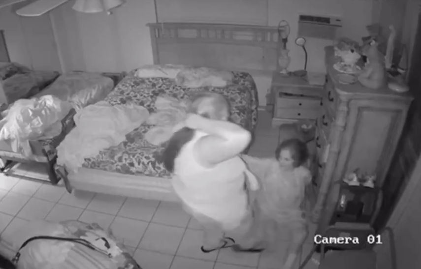 La mujer pateó a la anciana que estaba en el suelo.&nbsp;