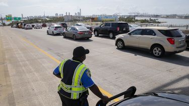 Imagen de archivo de un agente de la Policía que vigila en tránsito en una carretera de Miami.