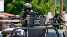 La Guardia Nacional y las fuerzas armadas patrullan durante una operación en un vecindario de Culiacán, en el estado de Sinaloa, en México.