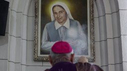 Raúl Biord Castillo, arzobispo de la Arquidiócesis de Caracas, posa frente a una pintura que representa a la monja Carmen Elena Rendiles Martínez en Caracas el 31 de marzo de 2025. El papa Francisco aprobó la canonización de Carmen Elena Rendiles Martínez, convirtiéndose en la segunda santa venezolana tras la canonización del doctor José Gregorio Hernández, anunciada en febrero pasado.&nbsp;
