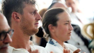 El ganador de una medalla de oro en windsurf Tom Reuveny, a la izquierda, y la ciclista Rotem Gafinovitz, ambos israelíes, asisten a una ceremonia en recuerdo de los 11 deportistas israelíes asesinados durante los Juegos Olímpicos de Múnich de 1972, en los Juegos Olímpicos París, el 6 de agosto de 2024.