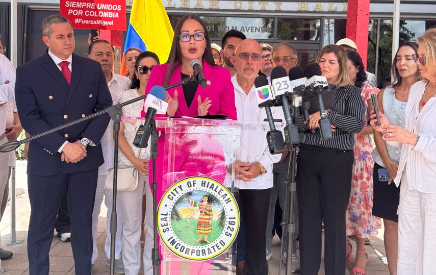 Jackie García-Roves, alcaldesa de Hialeah, toma la palabra ante los medios