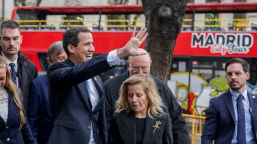 El presidente encargado de Venezuela, Juan Guaidó , llega a la reunión con la ministra de Asuntos Exteriores, UE y Cooperación, Arancha González Laya, en Madrid (España) a 25 de enero de 2020.