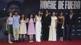 La directora Tatiana Huezo, en el centro, y el elenco de Noche de fuego posan en la alfombra roja antes del estreno de la película en la residencia presidencial Los Pinos, el martes 14 de septiembre de 2021.&nbsp;