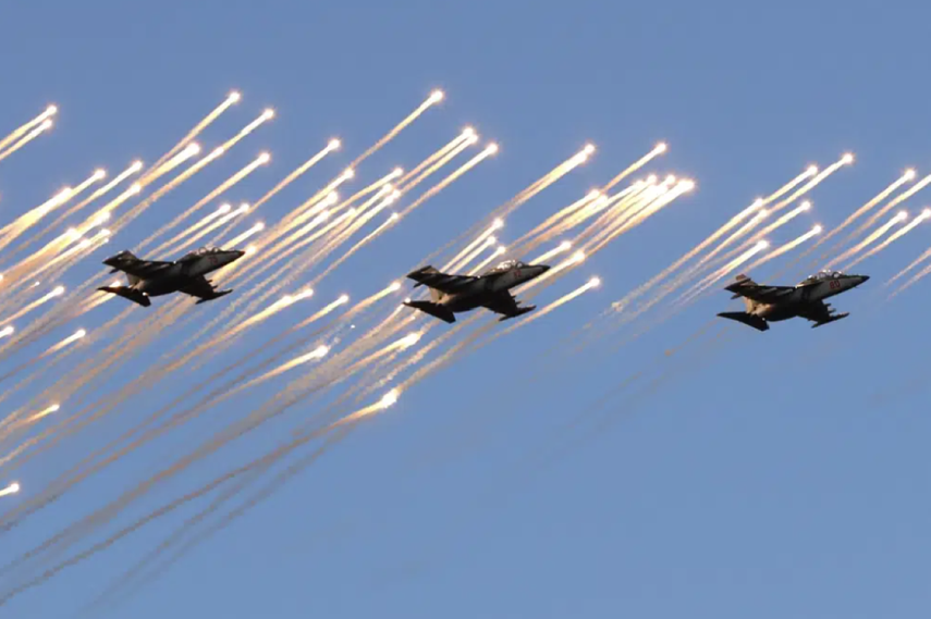 Aviones de combate Su-25 del ejército bielorruso se desplazan durante un desfile para celebrar el Día de la Independencia.&nbsp;