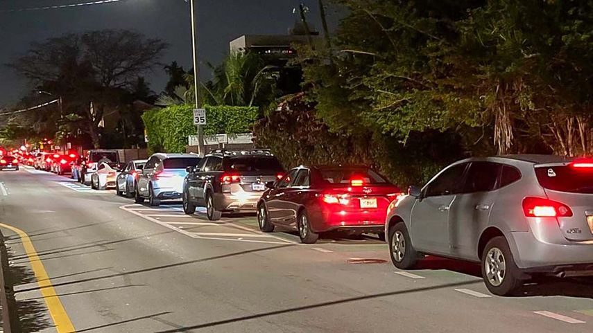 Larga fila en busca de gasolina en las inmediaciones de una estación de servicios situada en Coral Way y la avenida 22, en Miami.