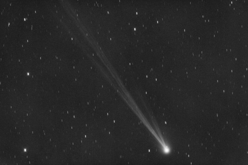 El cometa C/2023 P1 Nishimura con su cola visto desde Manciano, Italia, 5 de setiembre de 2023. 