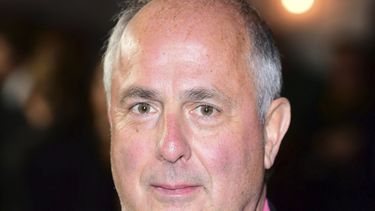 En esta foto del 7 de junio de 2017, Roger Michell en Londres. Michell, director británico de cine, televisión y teatro cuyas películas incluyen la exitosa comedia romántica “Notting Hill”, murió el miércoles 22 de septiembre de 2021.