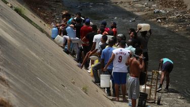 Tenemos cuatro días sin agua, sin luz sin nada (...) necesitamos agua por lo menos, dijo a Efe Mary Medrano desde un acceso al río en el oeste de la ciudad.