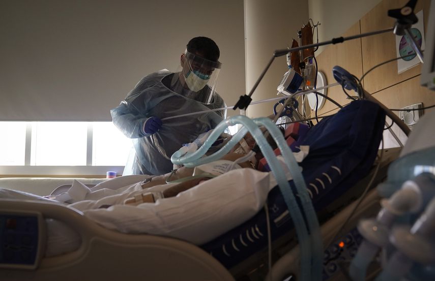 En esta foto de archivo del 22 de diciembre de 2020, el doctor Mher Onanyan atiende a un enfermo de COVID-19 en el hospital Providence Holy Cross Medical Center en el barrio Mission Hills de Los Angeles, California.