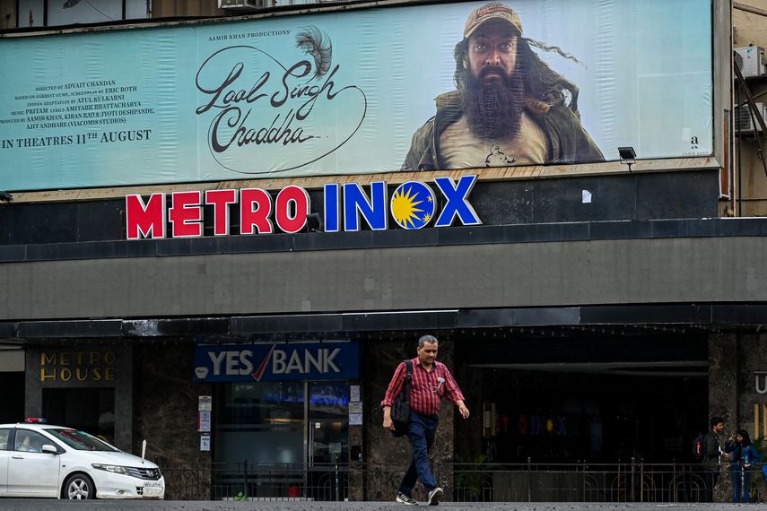 Un peatón pasa junto a un cartel de la próxima película de Bollywood Laal Singh Chaddha colocado en el teatro Metro en Mumbai el 8 de agosto de 2022.