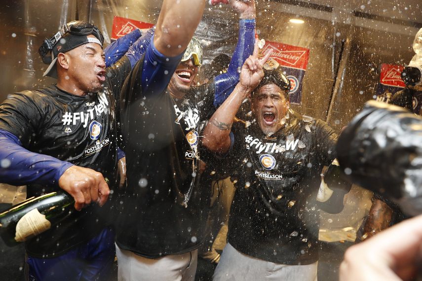 &nbsp;jugadores de los Cachorros de&nbsp;Chicago&nbsp;celebran en los vestuarios tras vencer a los Nationals de Washington en el quinto partido de la Serie Divisional de la Liga Nacional.&nbsp;