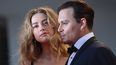 En esta foto de archivo tomada el 4 de septiembre de 2015, el actor estadounidense Johnny Depp y su esposa, la actriz estadounidense Amber Heard, llegan para la proyección de la película Black Mass presentada fuera de competencia en el 72° Festival Internacional de Cine de Venecia el 4 de septiembre de 2015 en el Lido de Venecia. La demanda contra un tabloide podría pasar factura para ambos.&nbsp;