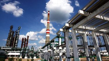 La refinería Camilo Cienfuegos es una empresa mixta constituida en abril de 2006 entre la estatal caribeña Cuvenpetrol S.A. y la venezolana PDVSA.