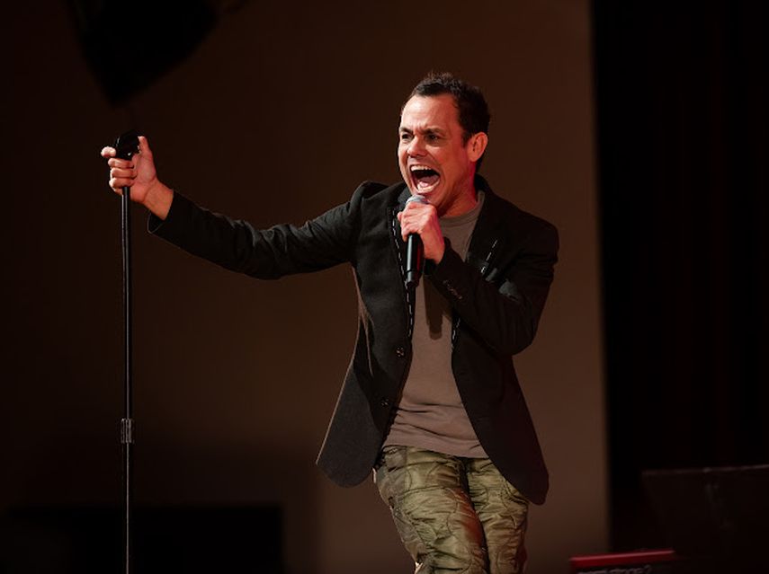 La interpretación vocal y la expresividad de Migguel Anggelo dan forma al concierto teatral con el que homenajea a sus referentes musicales.