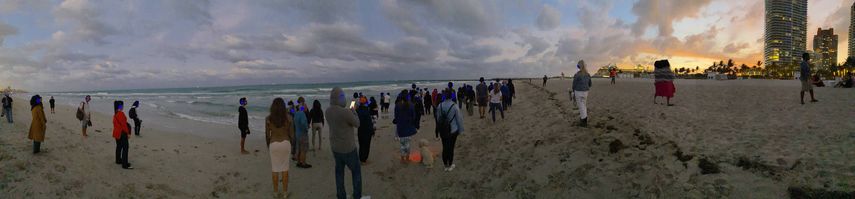 Los participantes de&nbsp;MindTravel Silent Walk, en Miami Beach.