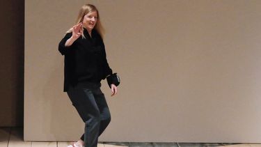 La diseñadora de moda Sarah Burton saluda al público al final del desfile de moda de la colección Prêt-à-porter Otoño-Invierno 2020-2021 para mujeres de Alexander McQueen en París, el 2 de marzo de 2020. Givenchy anunció el nombramiento de la británica como nueva directora artística.