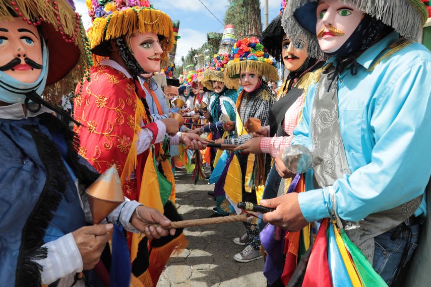 Los bailarines interpretan El Toro Huaco, una danza tradicional durante la festividad de San Sebastián en Diriamba, provincia de Carazo, a unos 50 kilómetros al sur de Managua el 19 de enero de 2021. Los devotos de San Sebastián bailan con trajes tradicionales y usan máscaras para evitar la propagación de la Coronavirus COVID-19.