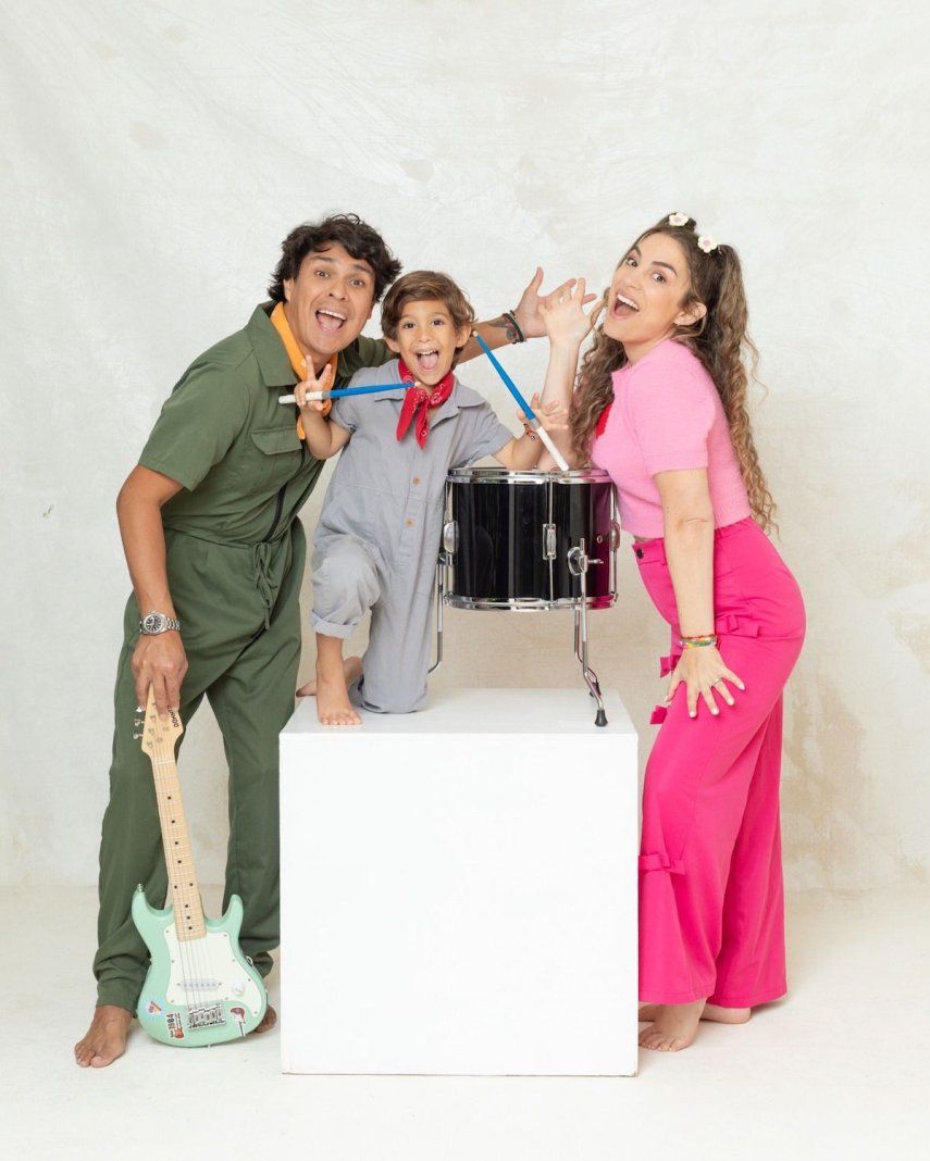 Periko y Jessi León, junto a su hijo Milo.&nbsp;