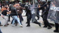 Agentes de la policía nacional intentan retirar a los concentrados en el instituto IES Tarragona. 
