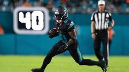 Tyreek Hill, de los Dolphins de Miami, corre con el balón durante un partido, el 29 de septiembre de 2025. Tyreek Hill, de los Dolphins de Miami, corre con el balón durante un partido, el 29 de septiembre de 2025.
