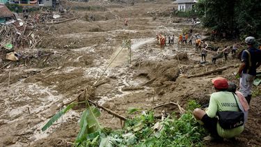 Rescatistas buscan a desaparecidos en una aldea afectada por un deslave en Cigudeg, Java Occidental, Indonesia, el s&aacute;bado 4 de octubre de 2020.&nbsp;