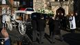 Los portadores del féretro llevan el ataúd del fallecido cantante de One Direction, Liam Payne, antes de su funeral en la iglesia de St Mary en Amersham, al oeste de Londres, el 20 de noviembre de 2024.&nbsp; &nbsp;