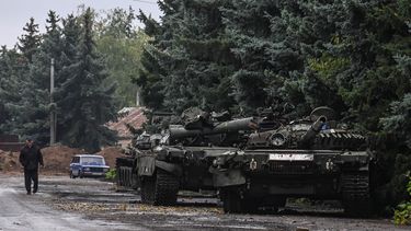 Un hombre pasa junto a tanques rusos abandonados por las tropas rusas en Kramatorsk, al este de Ucrania, el 1 de octubre de 2022.