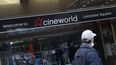 Un hombre pasa frente a las salas de cine de la cadena Cineworld en Leicester Square, Londres, el lunes 5 de octubre de 2020. Los cines en Nueva York reabrirán el 5 de marzo.&nbsp;