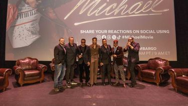 Prince Jackson, Graham King, Jackie Jackson, Jaafar Jackson, Jermaine Jackson, Marlon Jackson y Eddie D. Melton posan en el escenario durante la sesión de preguntas y respuestas tras la proyección especial de Michael el 13 de abril de 2026 en Gary, Indiana.&nbsp;