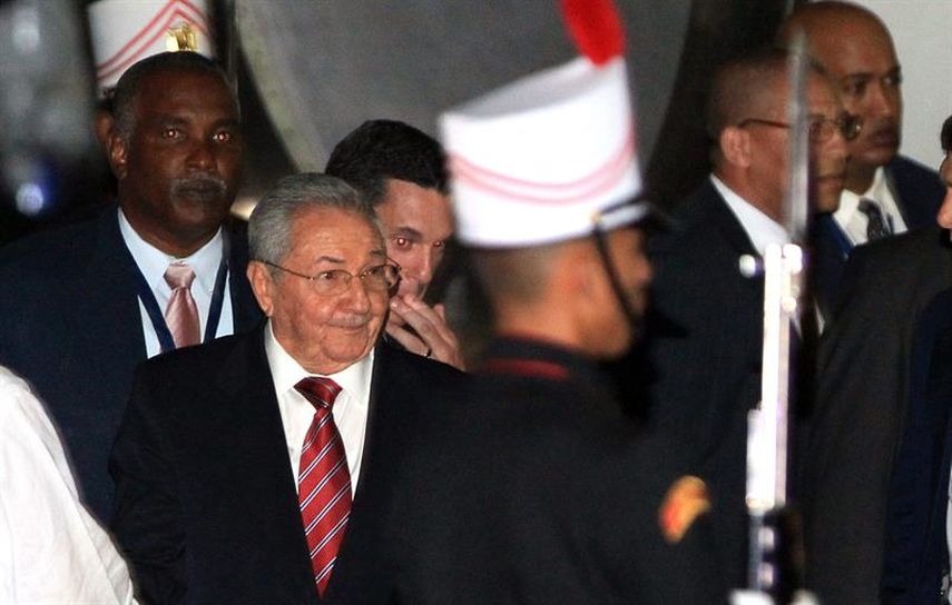 El presidente de Cuba, Raúl Castro (i), al llegar a la Ciudad de Panamá. (EFE) 