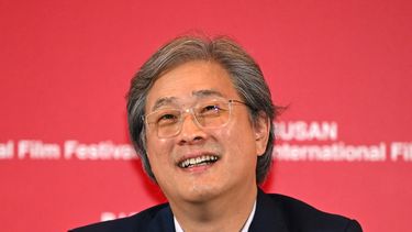 El director surcoreano Park Chan-wook asiste a una conferencia de prensa para la película de apertura No Other Choice del 30º Festival Internacional de Cine de Busan (BIFF) en el Busan Cinema Center en Busan el 17 de septiembre de 2025.