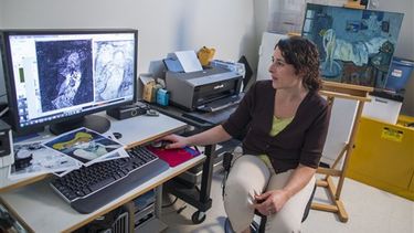 Patricia Favero, curadora asociada de la Colección Phillips, muestra la imagen de un hombre hallada bajo una de las primeras obras de Picasso ( Foto: AP)