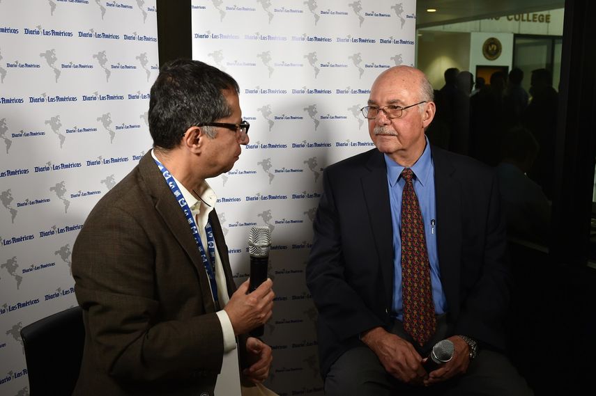 El periodista de DIARIO LAS AMÉRICAS Sergio Otálora entrevista a Alfredo Cristiani (der.), expresidente de El Salvador.