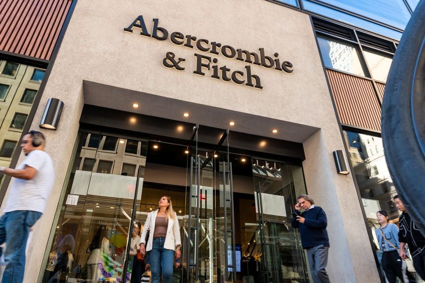 Una mujer sale de una de las tiendas de la cadena estadounidense Abercrombie & Fitch&nbsp;