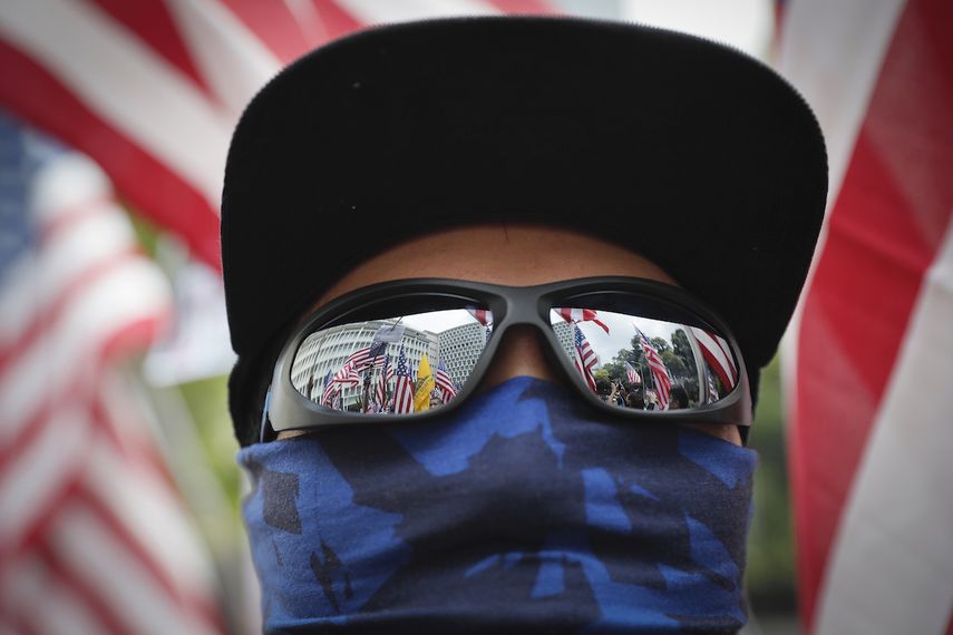 Banderas de Estados Unidos aparecen reflejadas en las gafas de un manifestante durante una marcha en Hong Kong, el domingo 8 de septiembre de 2019.&nbsp;&nbsp;