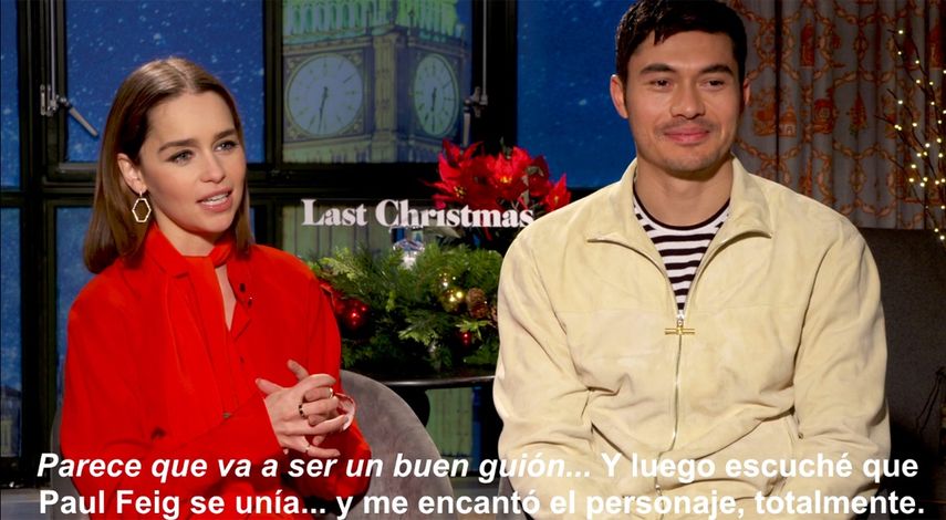 Emilia Clarke y Henry Golding.
