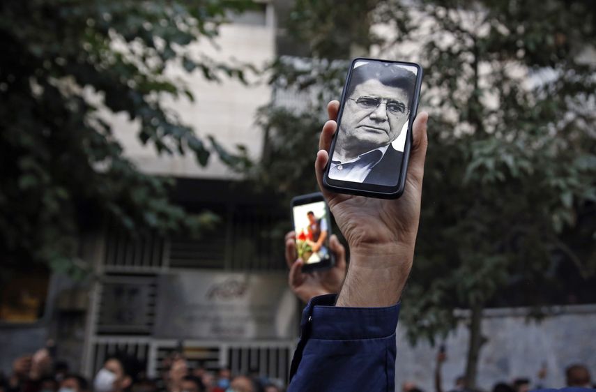 Los fan&aacute;ticos del cantante, instrumentista y compositor iran&iacute; Mohammad Reza Shayari&aacute;n&nbsp;muestran sus fotos en sus tel&eacute;fonos mientras se re&uacute;nen frente al hospital Jam en Teher&aacute;n, donde muri&oacute; el 8 de octubre de 2020.&nbsp;