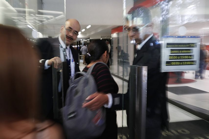 Personal de seguridad vigila la puerta principal del edificio en el que se ubica la Casa de Moneda federal en la Ciudad de México, el martes 6 de agosto de 2019.