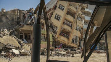 Un edifico destruido se ve inclinado sobre una casa cercana en tras una serie de sismos en Samandag, en el sur de Turquía, el miércoles 22 de febrero de 2023. Los sobrevivientes de los sismos que remecieron Turquía y Siria 15 días antes, matando a decenas de miles de personas y dejando a cientos de miles sin hogar, lidiaban con más trauma y dolor el martes tras otro terremoto el martes y varias réplicas en la región.&nbsp;