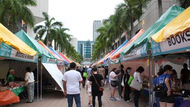 Miamenses acuden a una de las ediciones anteriores de la feria callejera de la Feria del Libro de Miami.&nbsp;