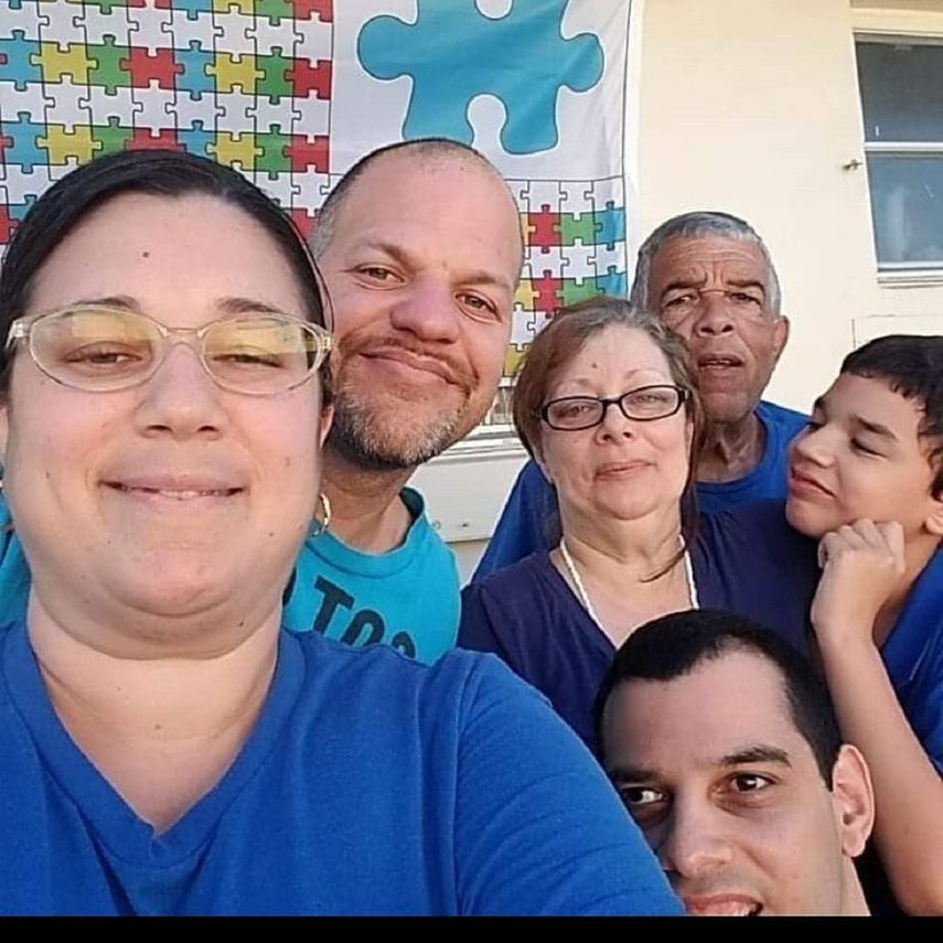 Un recuerdo de la familia Alfonso. Allí Yesenia, su esposo, su hermano y su hijo junto a sus padres ya fallecidos.&nbsp;