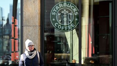 Una mujer pasa frente a un establecimiento de Starbucks en Moscú.