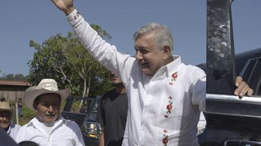 El presidente mexicano Andrés Manuel López Obrador, AMLO, saluda a los habitantes de Nuevo Momón, en el estado de Chiapas, en México, el sábado 6 de julio de 2019.