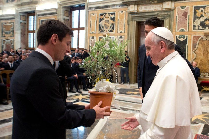 Fotografía difundida por el Osservatore Romano que muestra al Papa Francisco (der.) recibiendo un olivo de manos del delantero argentino Lionel Messi (izq.) al final de una audiencia privada en el Vaticano el 13 de agosto de 2013, en vísperas de un partido amistoso internacional de fútbol entre Italia y Argentina. El Papa Francisco falleció el 21 de abril de 2025 a los 88 años, un día después de su esperada aparición en la Plaza de San Pedro el Domingo de Pascua, según informó el Vaticano en un comunicado. El astro del fútbol argentino Lionel Messi agradeció al Papa Francisco el lunes por   Fotografía difundida por el Osservatore Romano que muestra al Papa Francisco (der.) recibiendo un olivo de manos del delantero argentino Lionel Messi (izq.) al final de una audiencia privada en el Vaticano el 13 de agosto de 2013, en vísperas de un partido amistoso internacional de fútbol entre Italia y Argentina. El Papa Francisco falleció el 21 de abril de 2025 a los 88 años, un día después de su esperada aparición en la Plaza de San Pedro el Domingo de Pascua, según informó el Vaticano en un comunicado. El astro del fútbol argentino Lionel Messi agradeció al Papa Francisco el lunes por