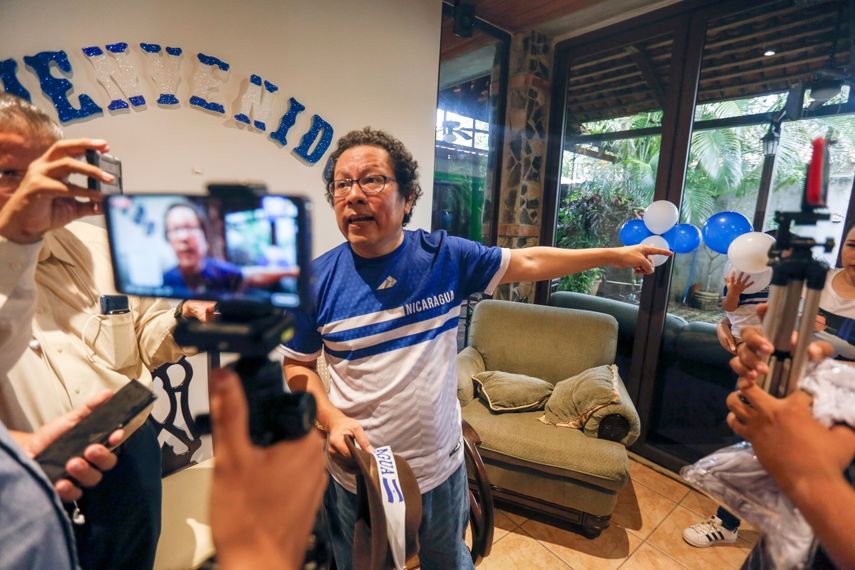 En esta fotografía de archivo del 11 de junio de 2019, el periodista nicaragüense Miguel Mora habla con la prensa luego de salir de prisión, en su casa de Managua, Nicaragua, en medio de una medida más amplia del régimen de Nicaragua para liberar a las personas que la oposición considera presos políticos en virtud de un acuerdo para aliviar las tensiones políticas en la nación centroamericana. El candidato presidencial fue detenido nuevamente el 20 de junio de 2021, según la Policía, por presuntos delitos contra la independencia y soberanía. La SIP condenó su detención.