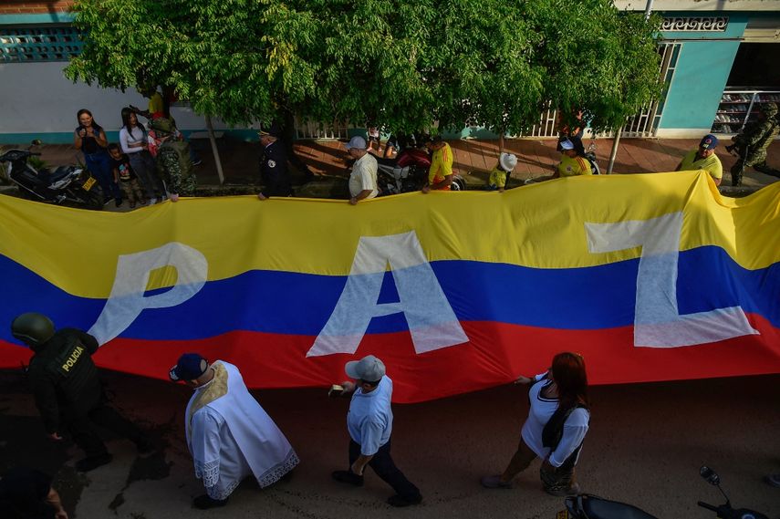 Una bandera colombiana, durante el desfile militar para conmemorar el Día de la Independencia en Tibú, departamento del Norte de Santander
