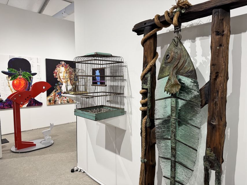 Algunas piezas de Aldo Castillo Gallery, en Art Miami 2024. 