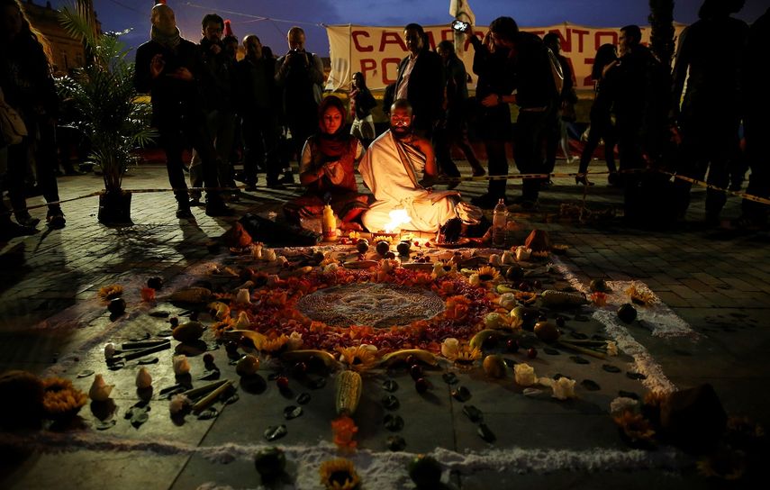 &nbsp;Un grupo de personas se reúne para celebrar el nuevo acuerdo de paz entre el Gobierno de&nbsp;Colombia&nbsp;y las FARC, en la Plaza de Bolívar de Bogotá