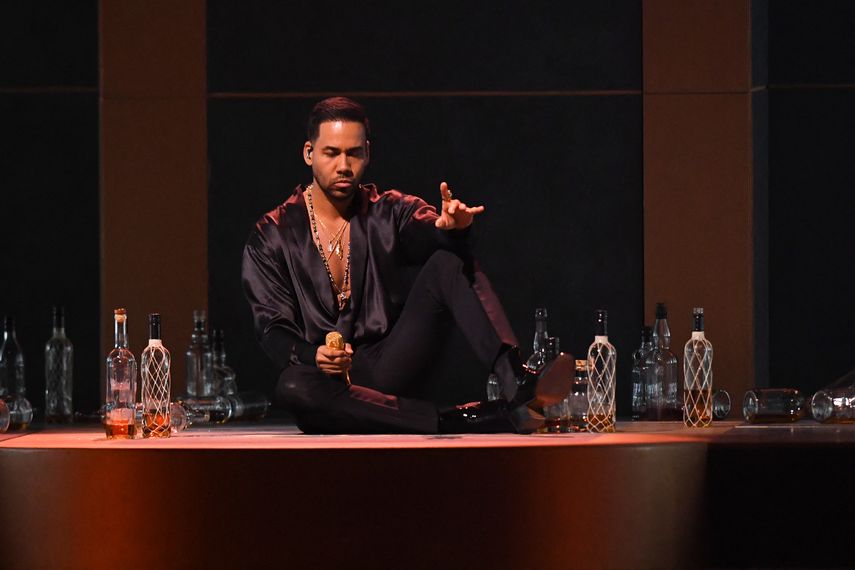El cantante estadounidense Romeo Santos se presenta en el escenario de los Latin Grammy 2022.
